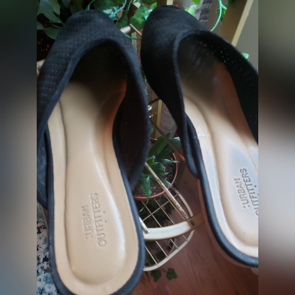 Urban Outfitters Black Suede Slides Flat Shoes 7.5 Almond Toe - Picture 7 of 8